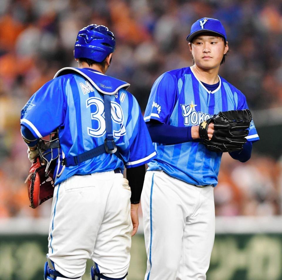 ３回、ピンチで嶺井（左）から声を掛けられる石田＝東京ドーム