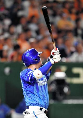 　３回、左越えに先制２ランを放つ筒香