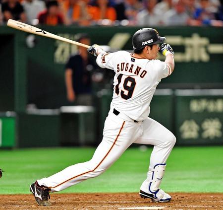 　５回、左越えに勝ち越しソロを放つ菅野