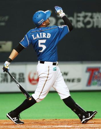 　３回日本ハム１死、レアードが左越えに本塁打を放つ＝札幌ドーム