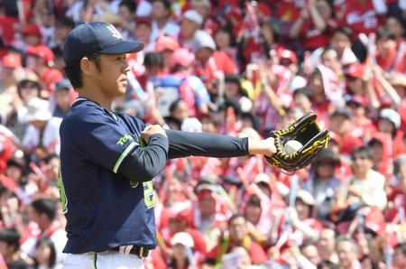 　２回、先制点を許しぼう然とする小川（撮影・飯室逸平）