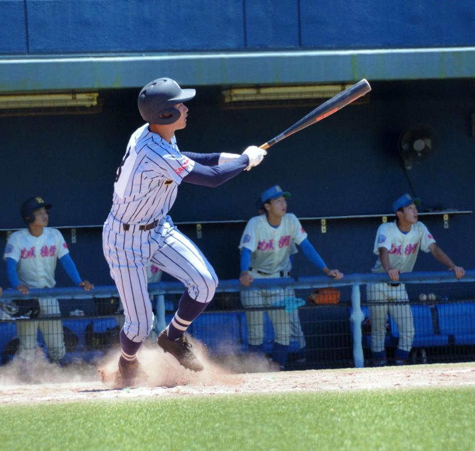 ９回、サヨナラ本塁打を放つ東海大相模・森下