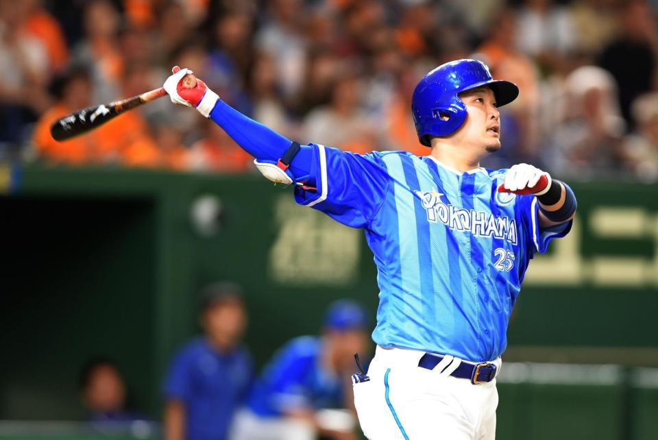 ４回無死、右越えソロを放つＤｅＮＡ・筒香嘉智＝東京ドーム（撮影・金田祐二）