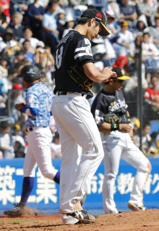　３回、藤岡裕に押し出しの四球を与え肩を落とす武田。左は三塁へ向かう二走加藤