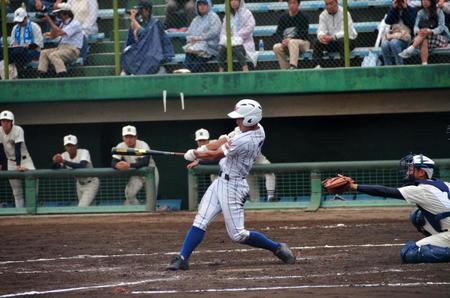 ５回、高校通算71号となる２ランを放つ健大高崎・山下
