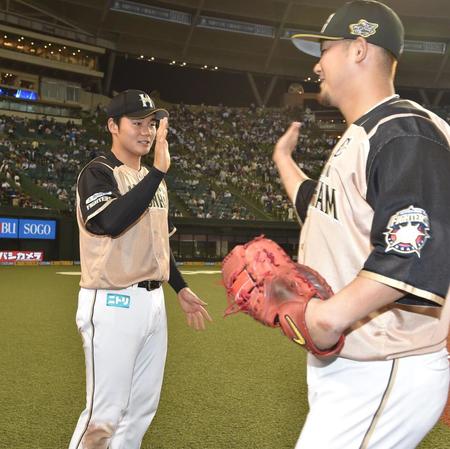 中田翔らナインを迎える日本ハム・清宮幸太郎＝メットライフドーム（撮影・金田祐二）