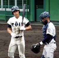 春季近畿大会１回戦・明石商戦で公式戦に復帰した大阪桐蔭・藤原（左）＝明石トーカロ