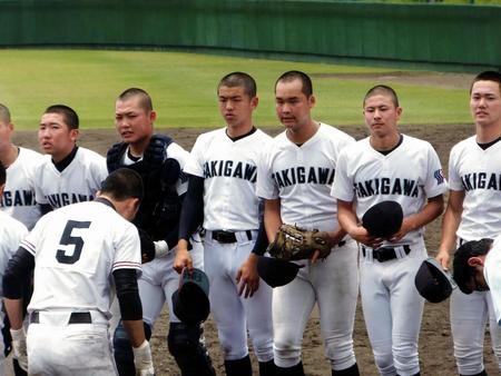 近畿大会１回戦で乙訓戦で、決勝打を放った滝川二・江端（右から５人目）＝明石トーカロ