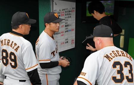 巨人・長野久義のレフトゴロ併殺でゲームセットし、二走だった巨人　ケーシー・マギー（右）と話し込む巨人・高橋由伸監督＝甲子園（撮影・高部洋祐）