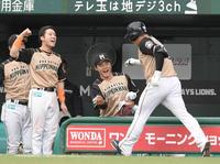 ７回、バースデーアーチを放った日本ハム・横尾を迎える清宮（中）