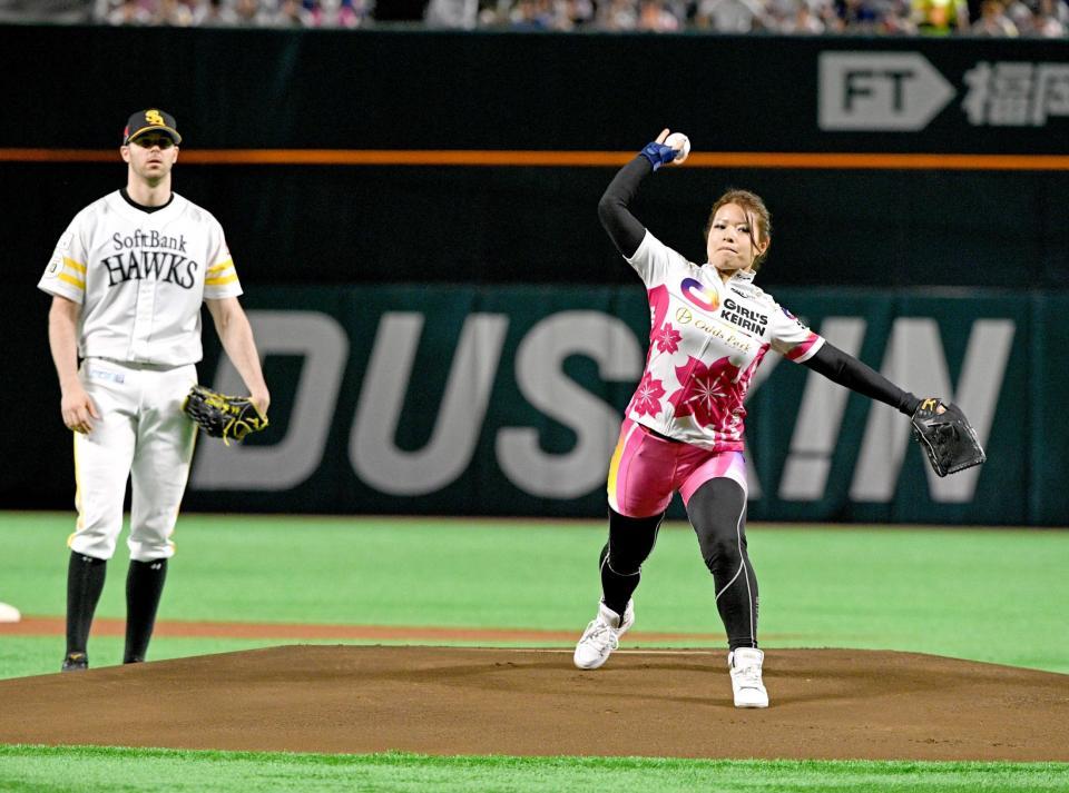 　始球式を務めるガールズケイリンの石井寛子。左はバンデンハーク