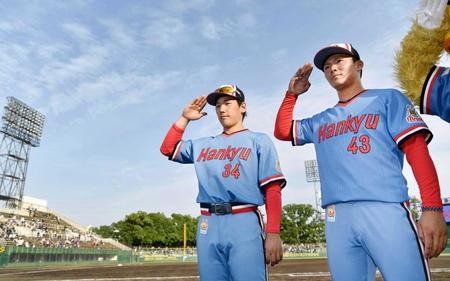 　ロッテに競り勝ち、ポーズを決めるオリックスの吉田正（左）と山本