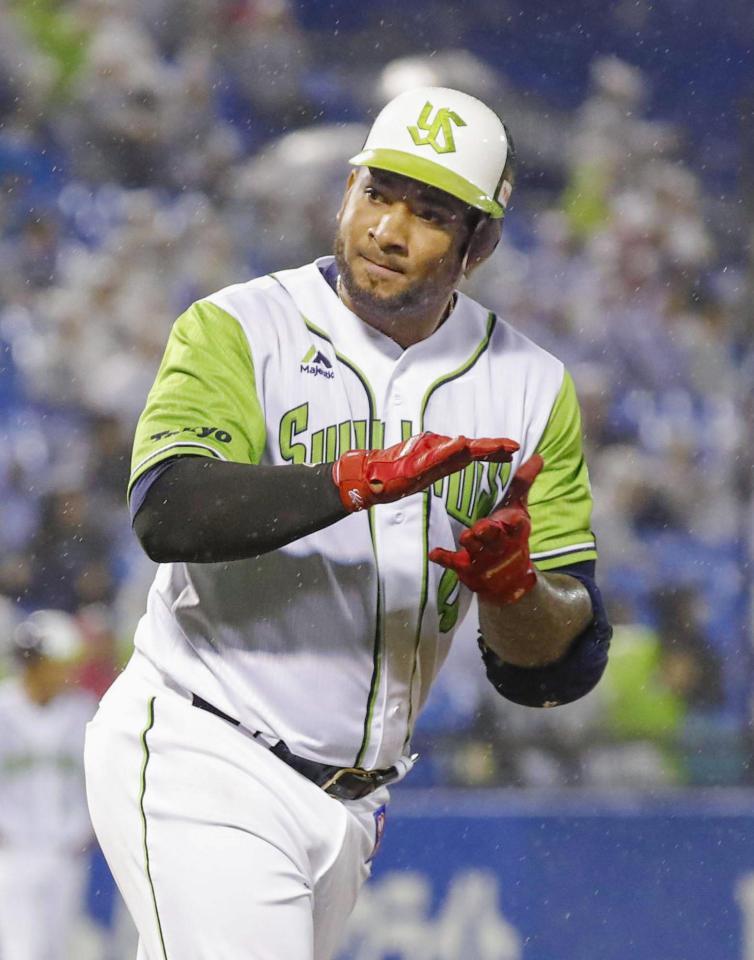 　７回、勝ち越しソロを放ち、手をたたきながら一塁へ向かうヤクルトのバレンティン＝神宮