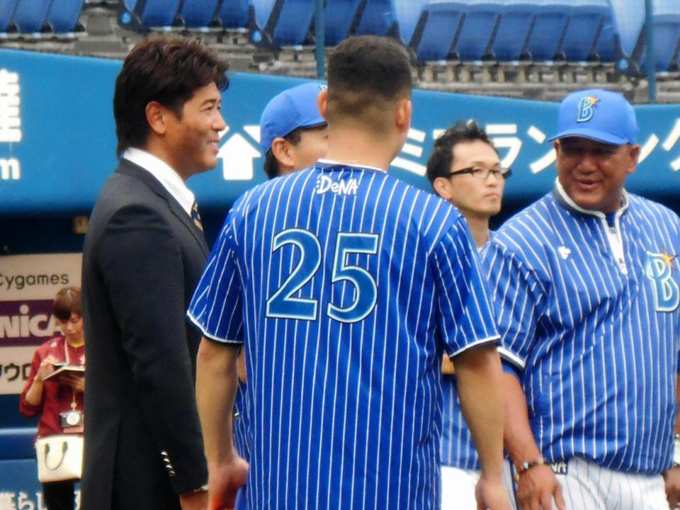 視察に訪れた横浜スタジアムでＤｅＮＡラミレス監督（右）、筒香（中央）と談笑する侍ジャパン・稲葉監督（左）