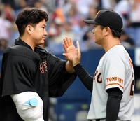 　高橋監督（右）と勝利のタッチを交わす菅野（撮影・北村雅宏）