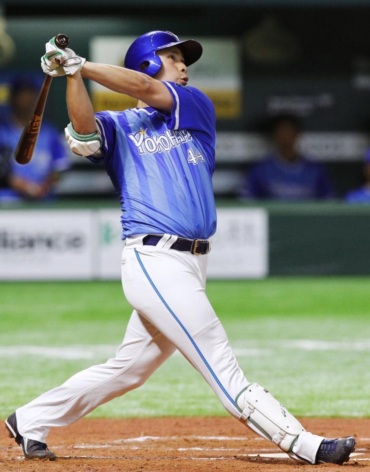 　２回、佐野が右越えにプロ初本塁打となる先制ソロを放つ