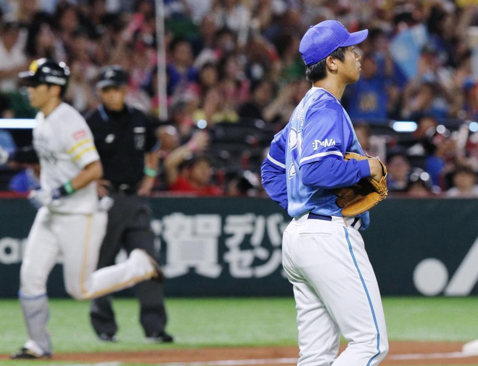 　２回、上林（左）に逆転３ランを浴びた今永