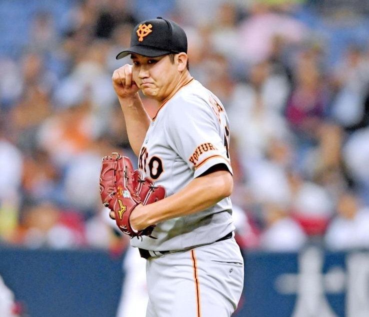 　４回、小田を併殺打に仕留め、ガッツポーズを見せる菅野（撮影・北村雅宏）