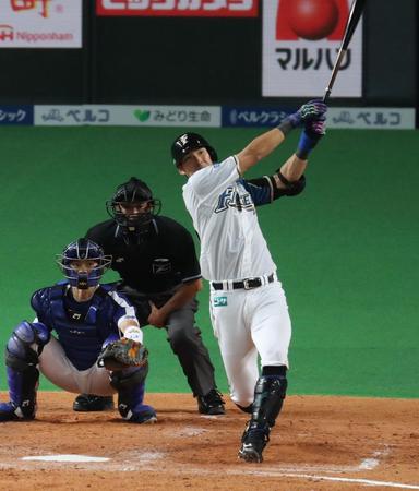 ５回、大田が勝ち越しの左越えソロを放つ