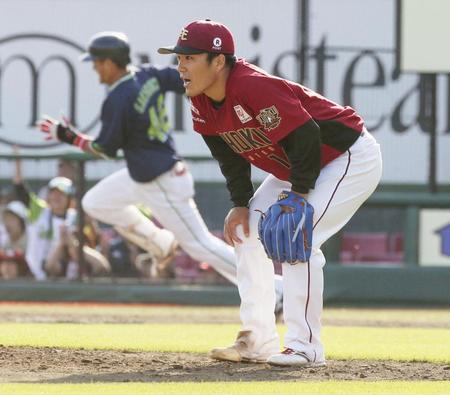 　８回、ヤクルト・坂口（左）に勝ち越し二塁打を許した楽天・則本＝楽天生命パーク