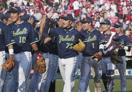 　５連勝を飾り、タッチを交わす近藤（中央）らヤクルトナイン＝楽天生命パーク