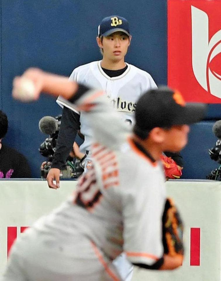 力投する田口（手前）を見つめる山岡（撮影・北村雅宏）