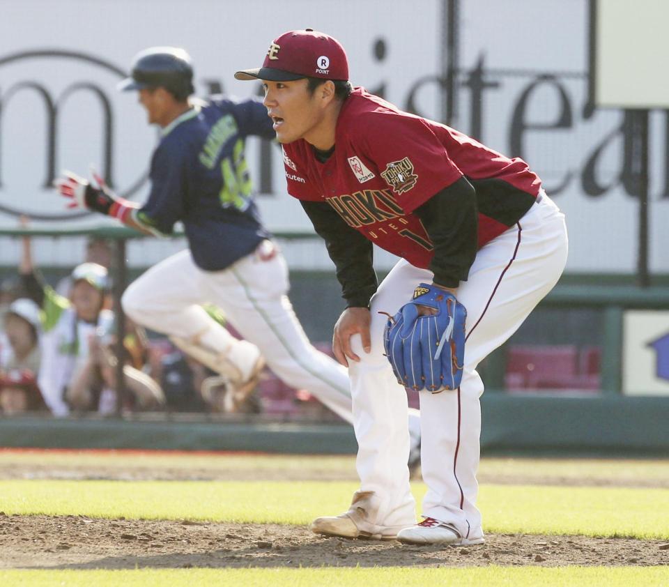 　８回、ヤクルト・坂口（左）に勝ち越し二塁打を許した楽天・則本＝楽天生命パーク