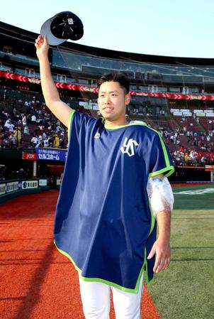 　５勝目を挙げ、ファンの声援に応える中尾