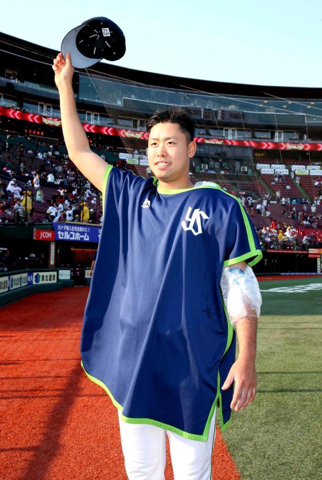 　５勝目を挙げ、ファンの声援に応える中尾