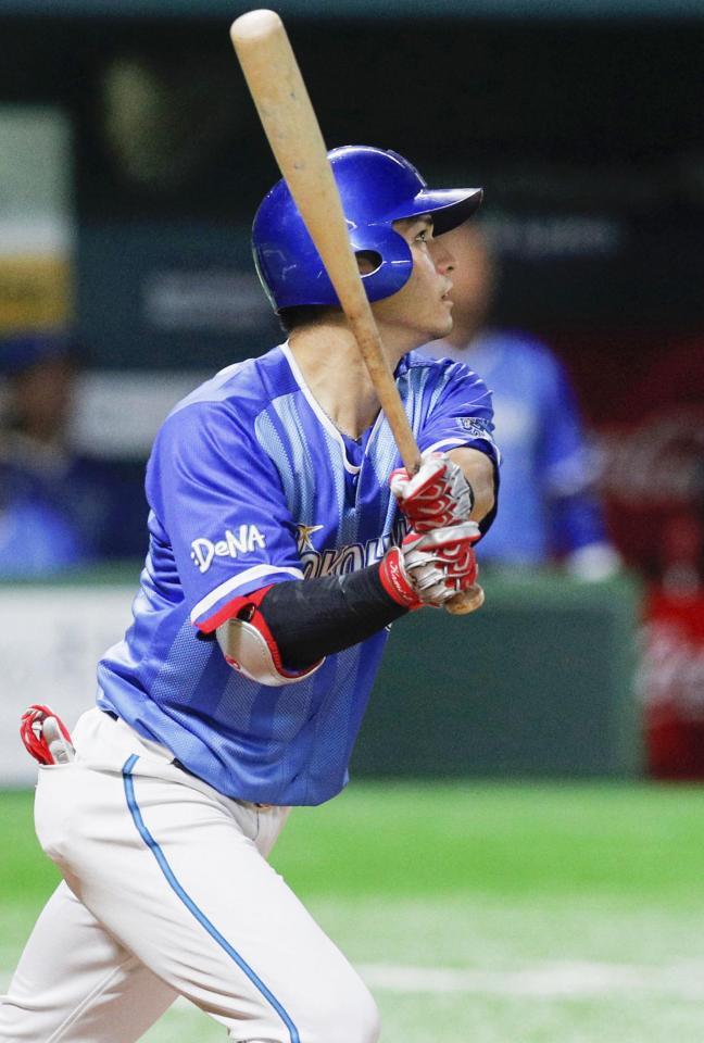 　４回ＤｅＮＡ１死一塁、神里が左中間に２ランを放つ＝ヤフオクドーム