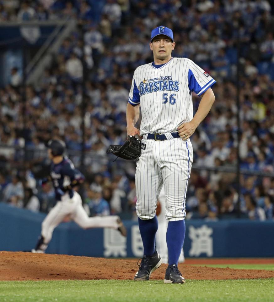 　６回、西武・外崎（左）にソロを浴びたウィーランド