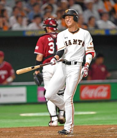 　３回、空振り三振に倒れ悔しがる坂本