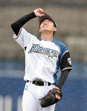 ４回ＤｅＮＡ２死三塁、戸柱恭孝に同点の左前適時打を打たれ悔しがる日本ハム・斎藤佑樹＝鎌ケ谷スタジアム（撮影・開出牧）