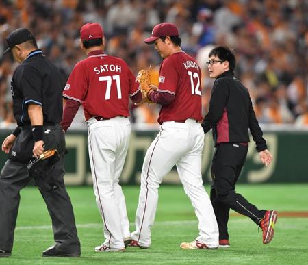 ５回、佐藤コーチに付き添われてマウンドを降りる近藤（中央）＝撮影・出月俊成