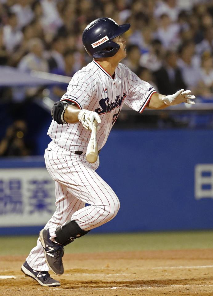 　４回、青木が中越えに３ランを放つ