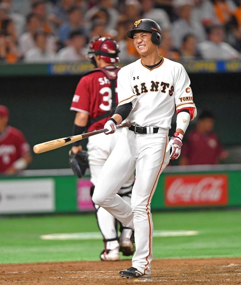 　３回、空振り三振に倒れ悔しがる坂本