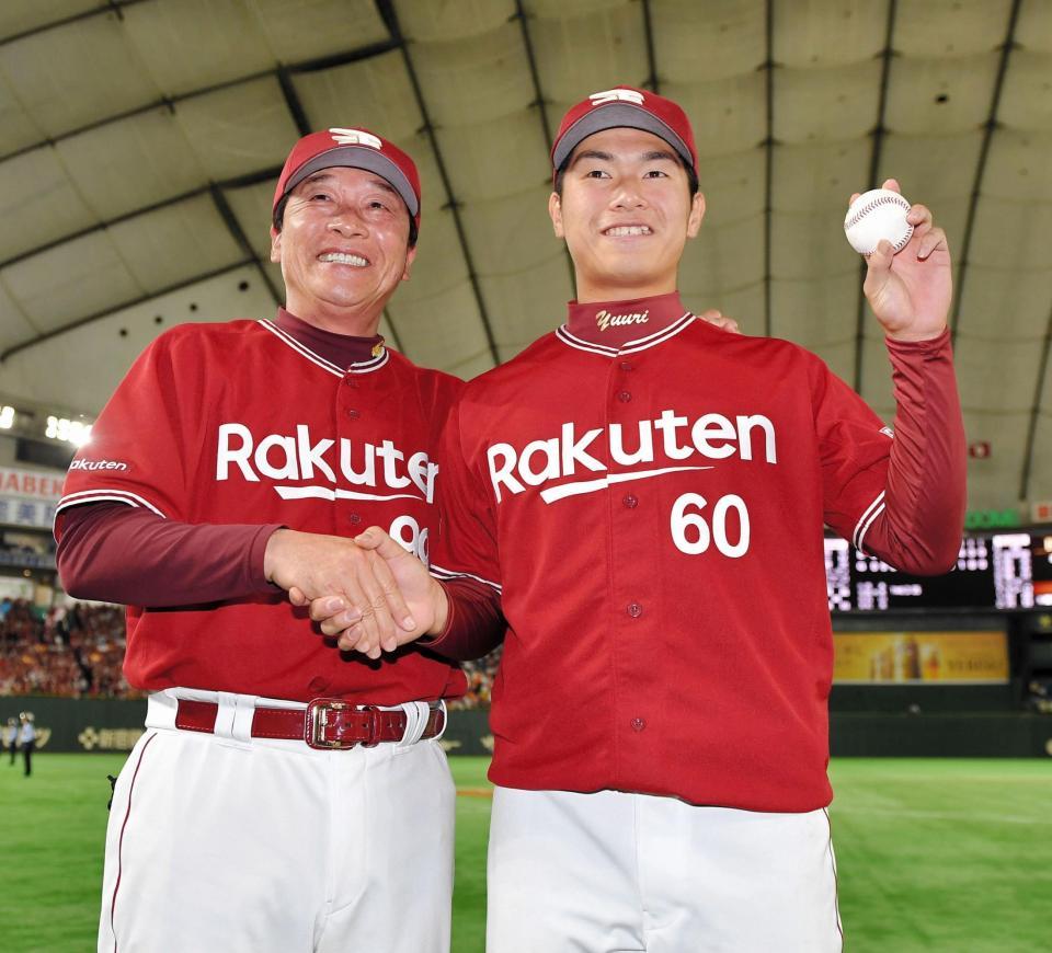 プロ初勝利を挙げ、ウイニングボールを手に梨田監督と笑顔で握手を交わす古川（右）