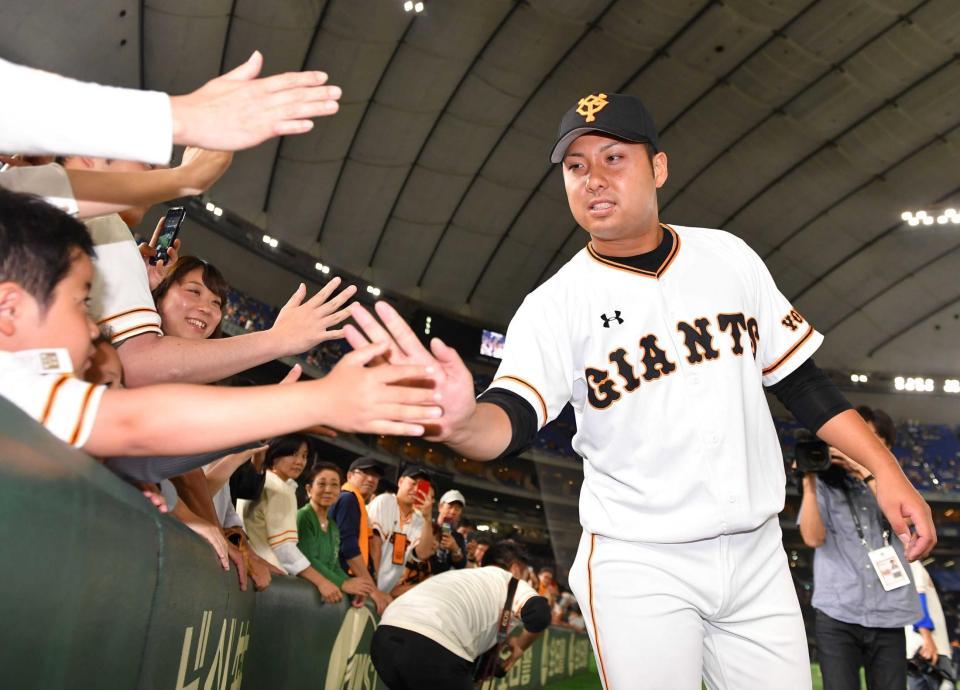 　６７３日ぶりの勝利を挙げ、ファンとタッチを交わす今村（撮影・出月俊成）