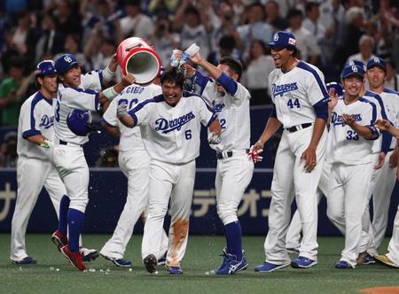 １０回一、二塁からサヨナラ勝ちし、手荒い祝福を受ける平田（中央左）