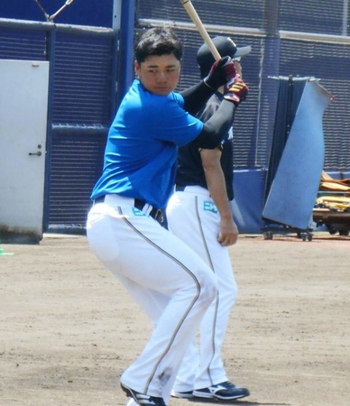 ティー打撃を行う清宮＝鎌ケ谷スタジアム