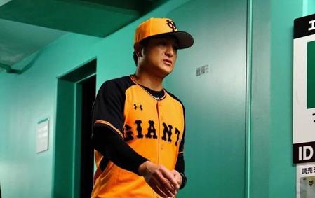 西武に敗れ、引き揚げる巨人・高橋由伸監督＝東京ドーム（撮影・中田匡峻）