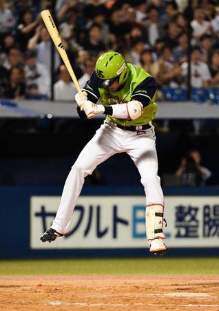 　８回、空振り三振に倒れジャンプして悔しがる山田哲