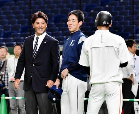 笑顔で話をする（左から）日本代表・稲葉篤紀監督、西武・秋山、巨人・坂本＝東京ドーム