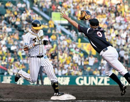 　１２回阪神１死一、二塁、遊ゴロで一塁へ駆け込む代打山崎。右は二塁手の悪送球に飛びつく一塁手福浦＝甲子園