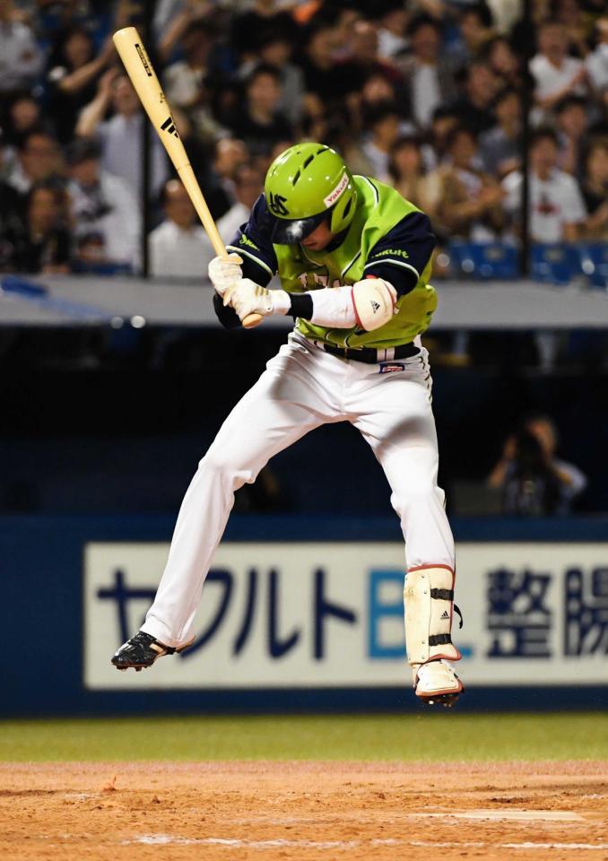 　８回、空振り三振に倒れジャンプして悔しがる山田哲