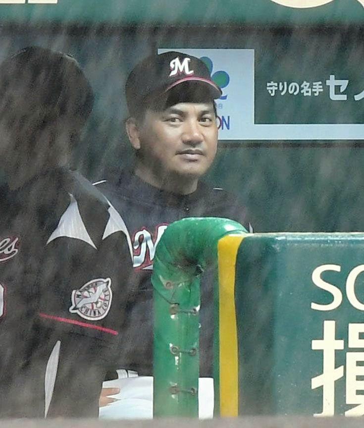 試合開始を待つロッテ・井口監督