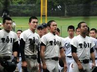 愛知県高野連の招待試合で中京大中京に敗れてスタンドにあいさつする大阪桐蔭・根尾（前列右から２人目）＝岡崎市民球場