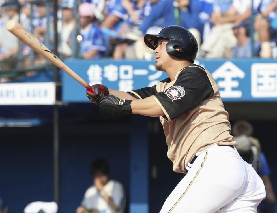 　６回、中田が左越えに２者連続本塁打を放つ＝横浜