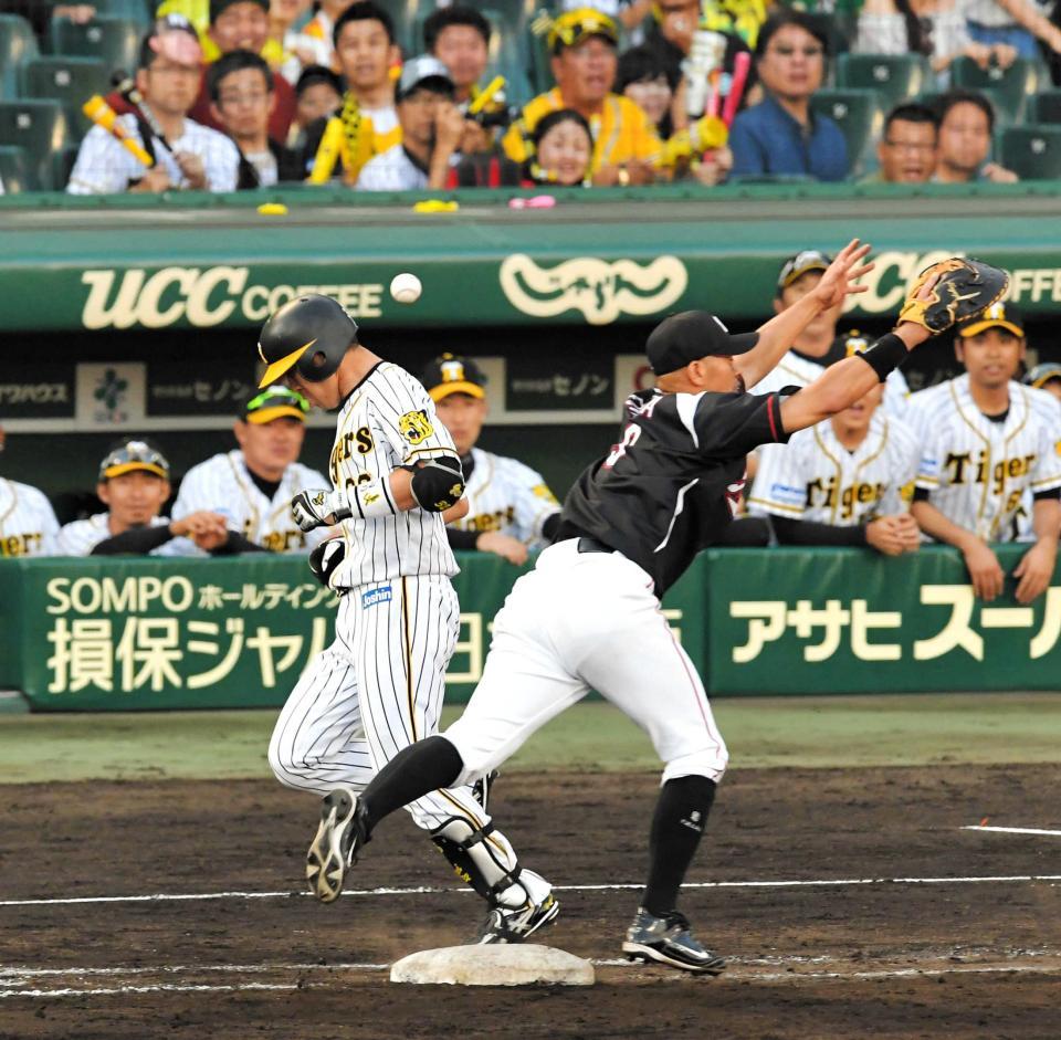 　延長１２回、中村の一塁への送球がそれ、阪神がサヨナラ勝ち（撮影・高部洋祐）