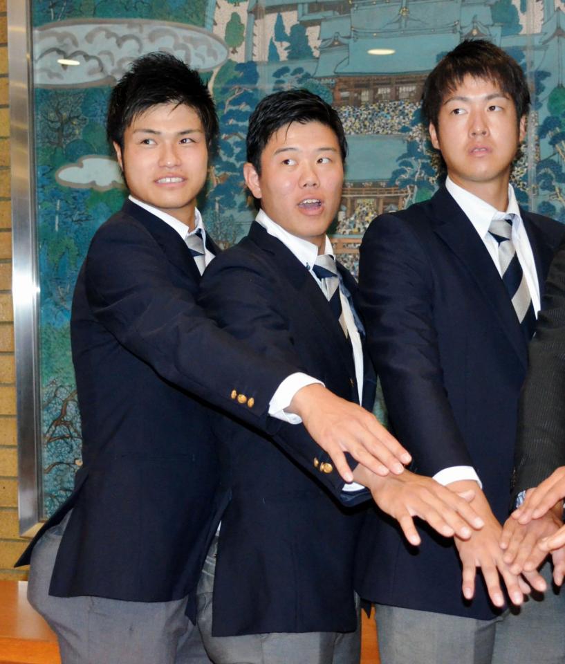 全日本大学野球選手権での活躍を誓った東洋大の（左から）甲斐野、上茶谷、梅津